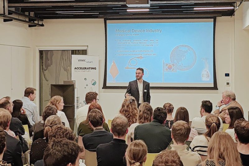 Bjorn Delbeecke presenting to a full room at imec istart