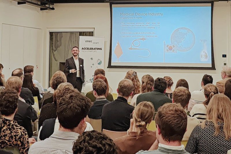 Bjorn Delbeecke speaking to a full room at imec istart